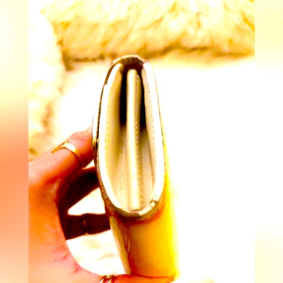 Authentic LV Vernis Yellow Wallet! - Picture 6 of 6
